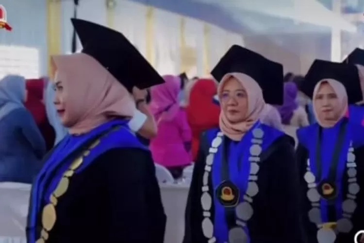Viral! Wisuda SMA Ala Universitas, Guru Pakai Kalung Profesor Tuai Kontroversi